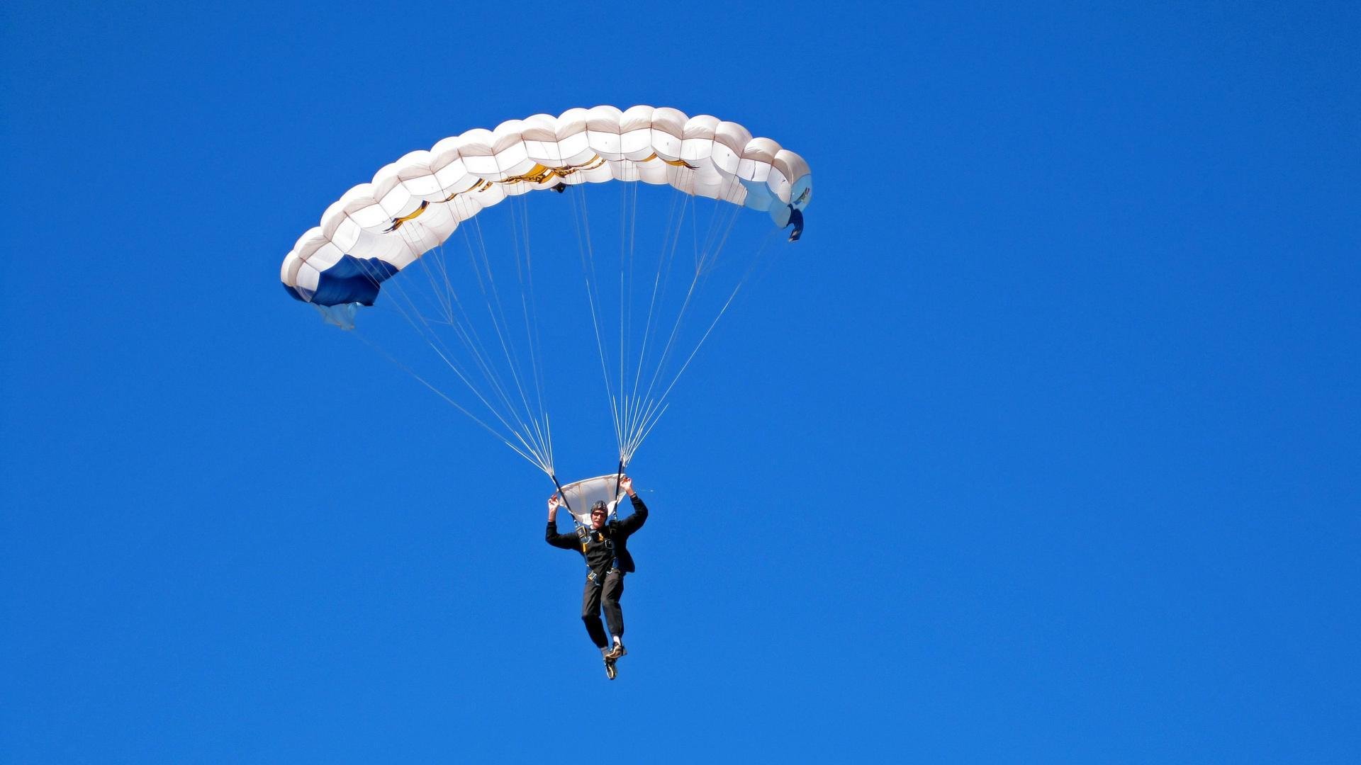 _云中跳伞:飞跃天际的极限体验_,空中飞云